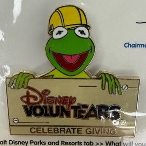 Disney parks VoluntEars cast member muppets Kermit the Frog LR trading pin NWT